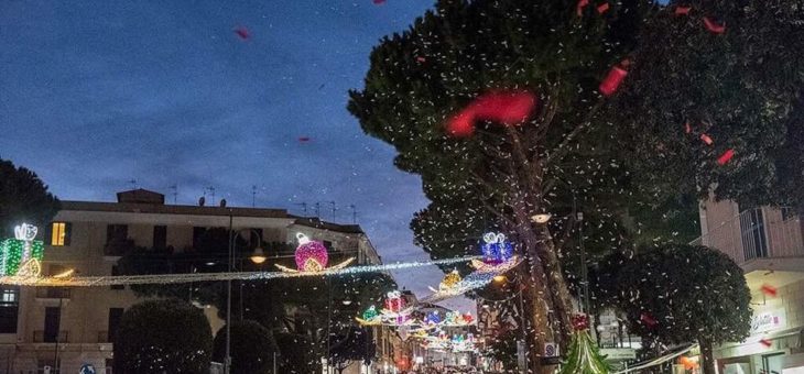 Migliaia di turisti in piazza: città in festa